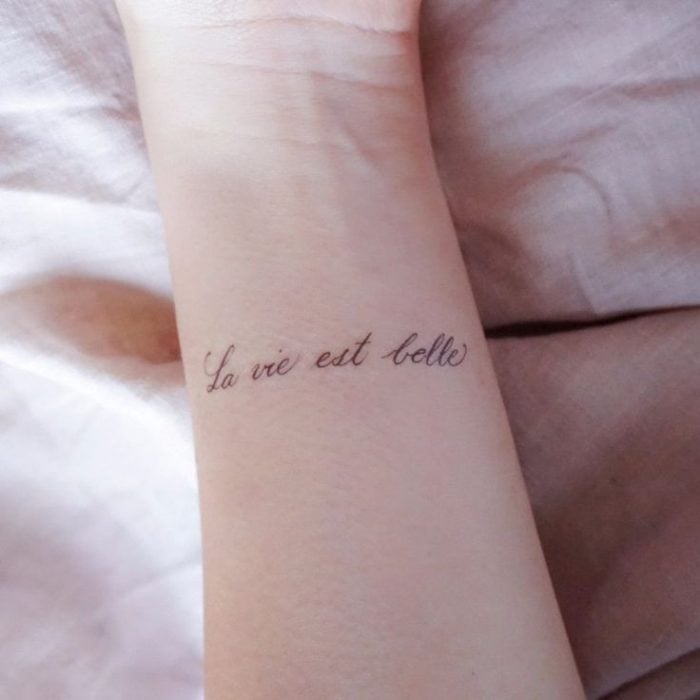 manos de mujer con tatuaje en el ante brazo 