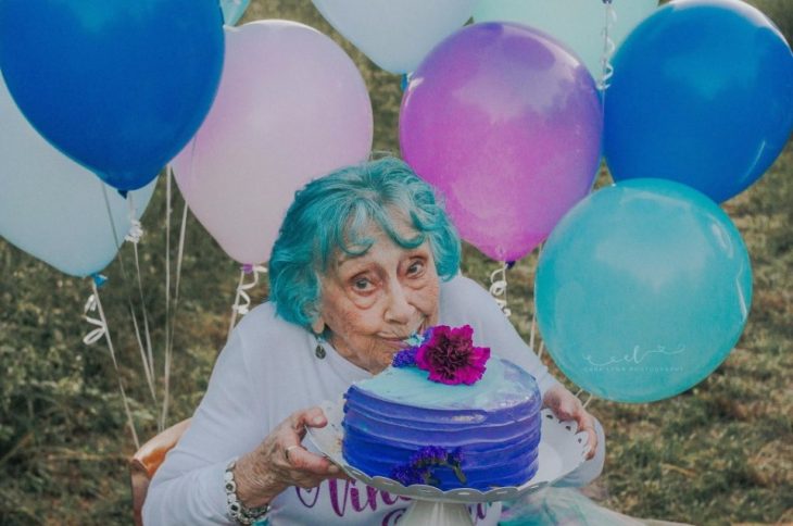 mujer comiendo pastel 