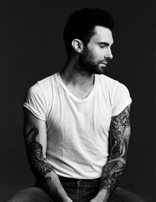 Adam Levine de Maroon 5, hombre con tatuajes y playera blanca