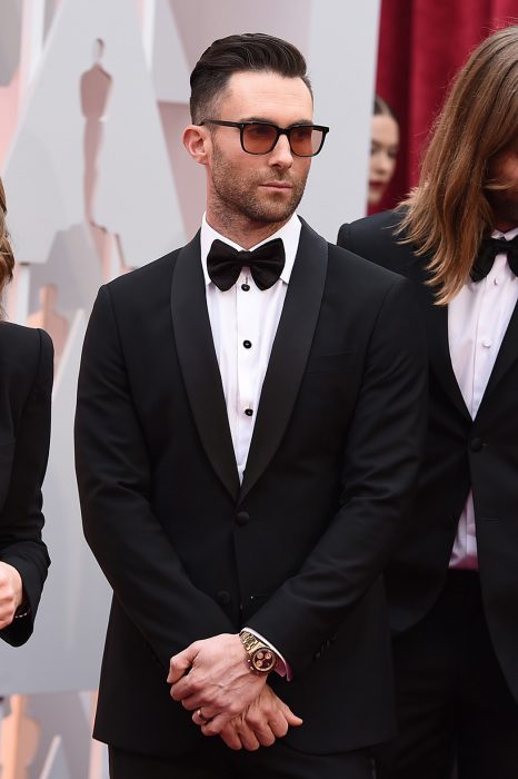 Adam Levine de Maroon 5, hombre con barba, traje negro usando lentes para sol