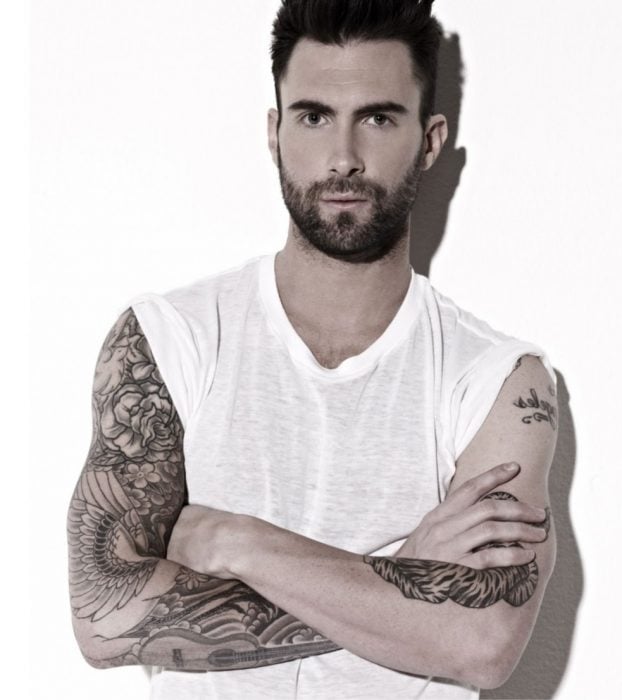 Adam Levine de Maroon 5, hombre con tatuajes y playera blanca