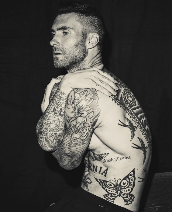 Adam Levine de Maroon 5, hombre con tatuajes