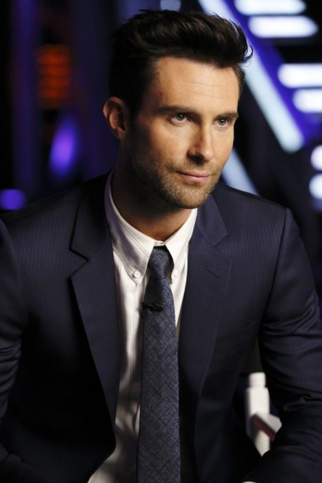 Adam Levine de Maroon 5, hombre con traje azul