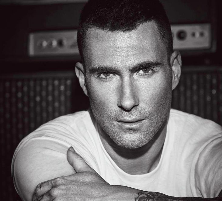 Adam Levine de Maroon 5, hombre con playera blanca