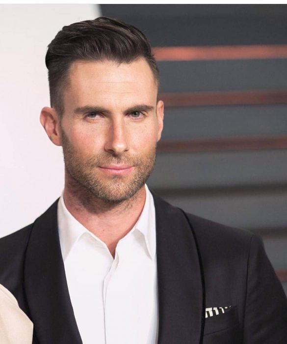 Adam Levine de Maroon 5, hombre con traje negro