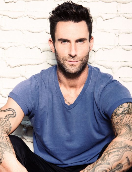 Adam Levine de Maroon 5, hombre con tatuajes y camisa azul