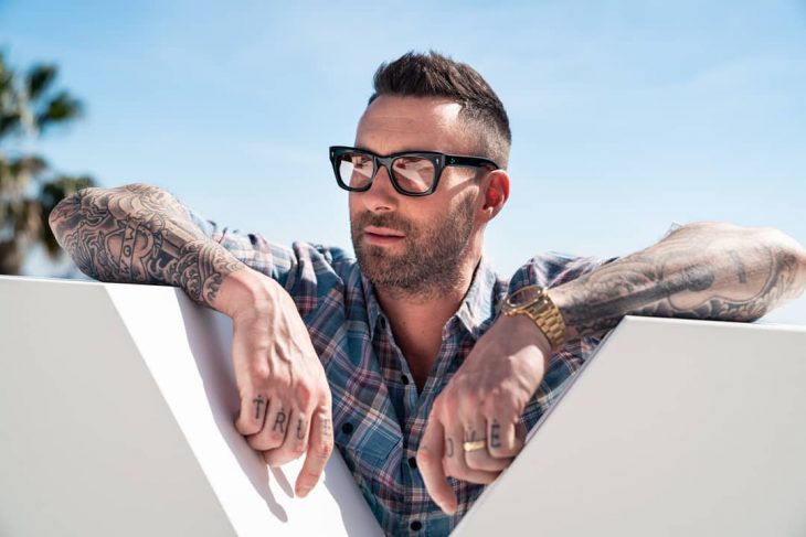 Adam Levine de Maroon 5, hombre con tatuajes y lentes de sol