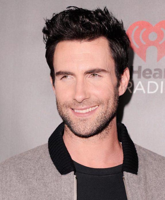 Adam Levine de Maroon 5, hombre sonriendo