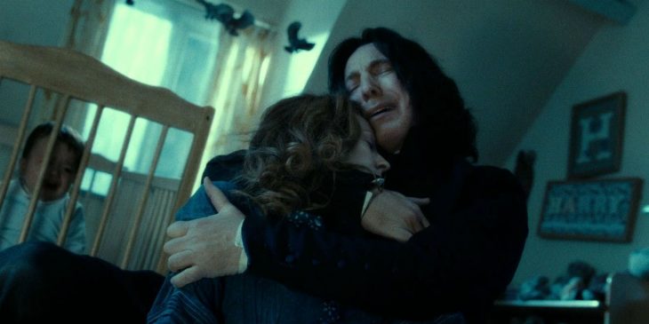 Alan Rickam como Severus Snape para Harry Potter abrazando a Lily