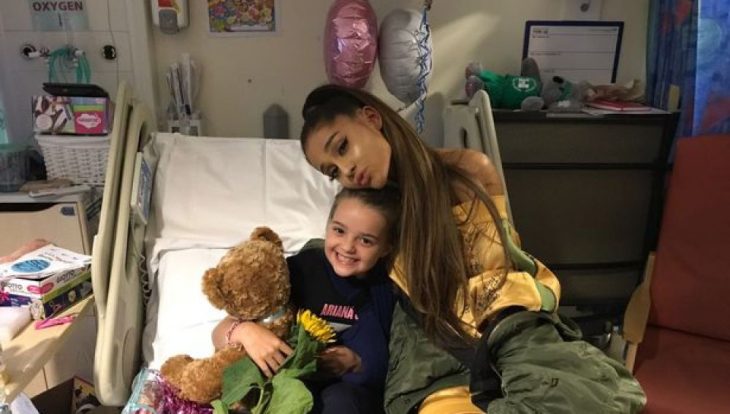 Ariana con una de las victimas del concierto de manchester 