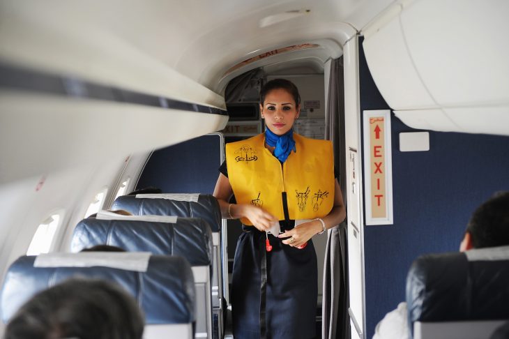 Azafata Sheila Fedrick salvó la vida de una joven durante un vuelo en avión