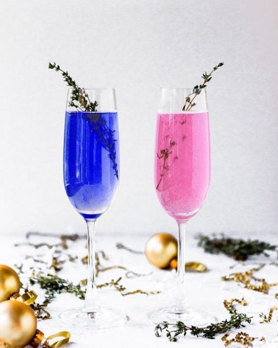 copas de vino de color azul y rosa