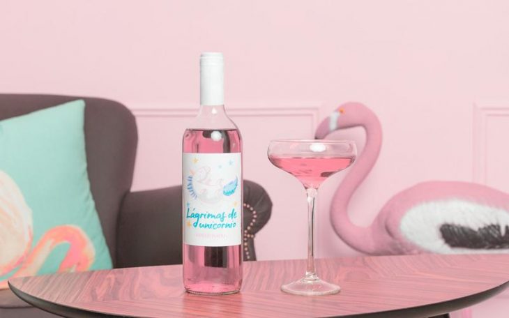 botella de vino con liquido rosa 