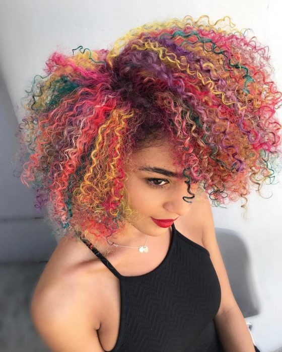 Chica con cabello chino de colores