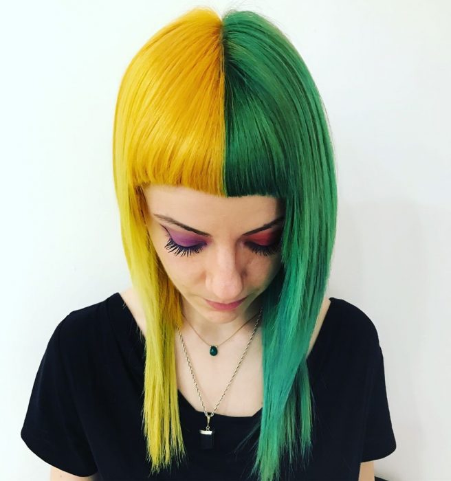 Chica con cabello de diferentes colores, amarillo y verde