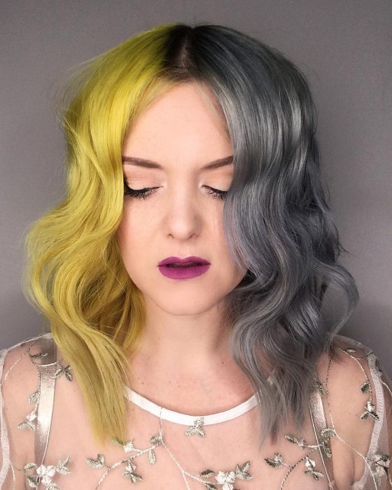 Chica con cabello de diferentes colores, amarillo y gris