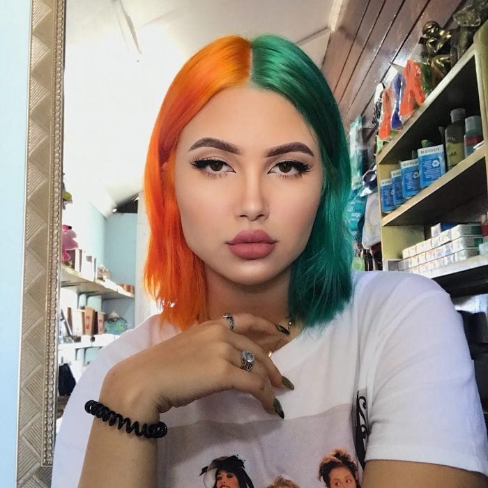 Chica con cabello de diferentes colores, anaranjado y verde