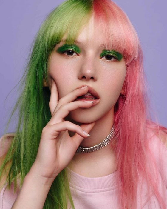 Chica con cabello de diferentes colores, verde y rosa