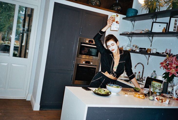 Dua Lipa en la cocina de su casa cenando 