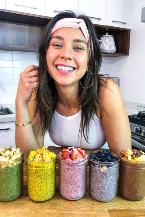 Chica comiendo diferentes smoothies