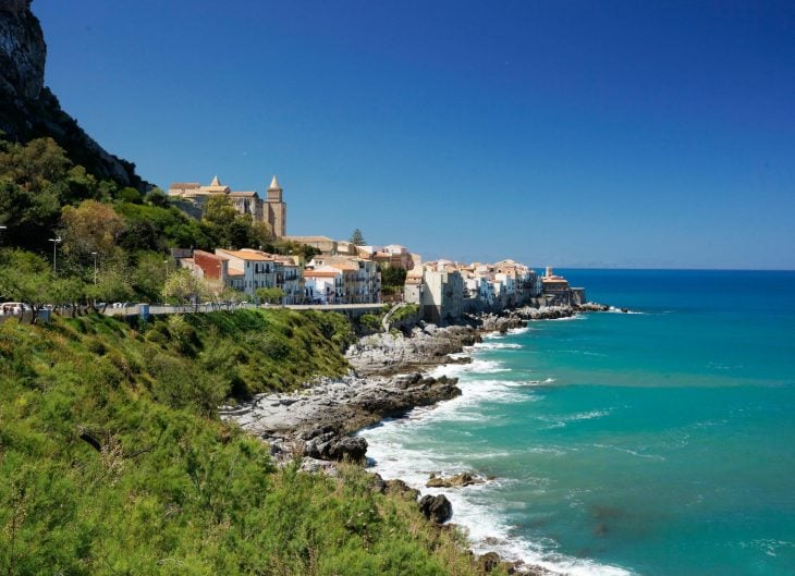 Italia está vendiendo casas en la colina junto al mar por un euro