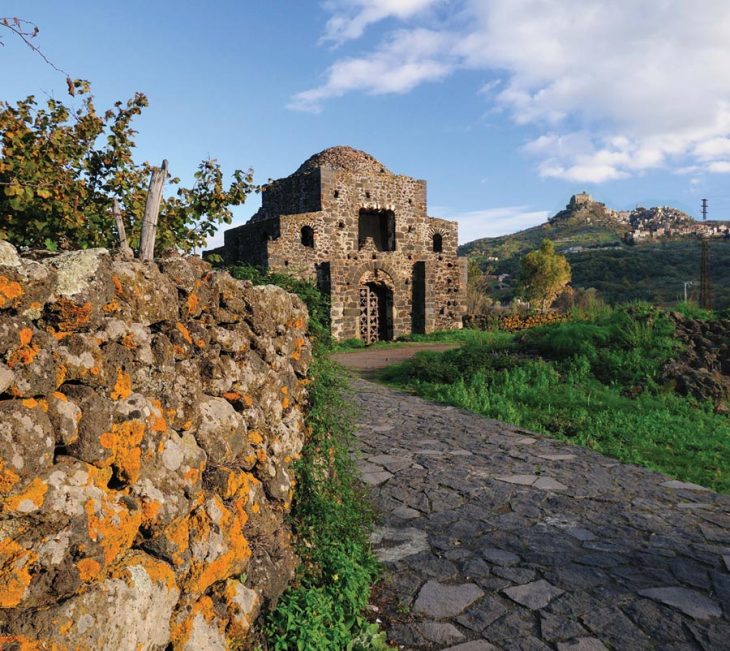 Italia está vendiendo casas en la colina junto al mar por un euro