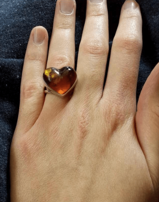 Recibe anillo de feo y no sabe hacer con él