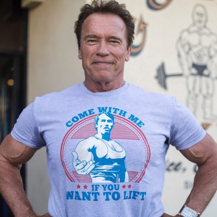 Arnold Schwarzenegger usando una camisa del él mismo