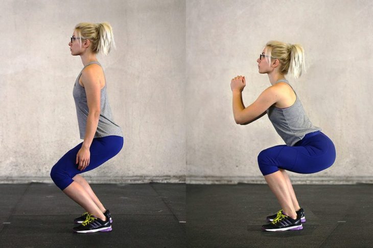 mujer con haciendo sentadillas 