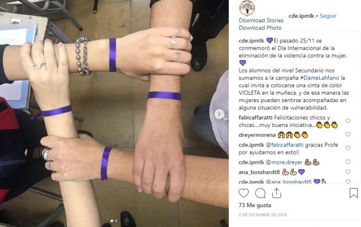 Mujeres usan un lazo morado para la campaña #DameLaMano para sentirse más seguras al salir a la calle