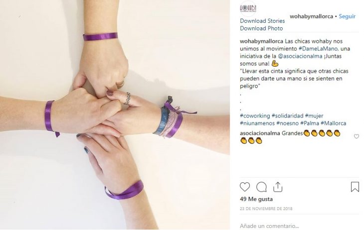 Mujeres usan un lazo morado para la campaña #DameLaMano para sentirse más seguras al salir a la calle