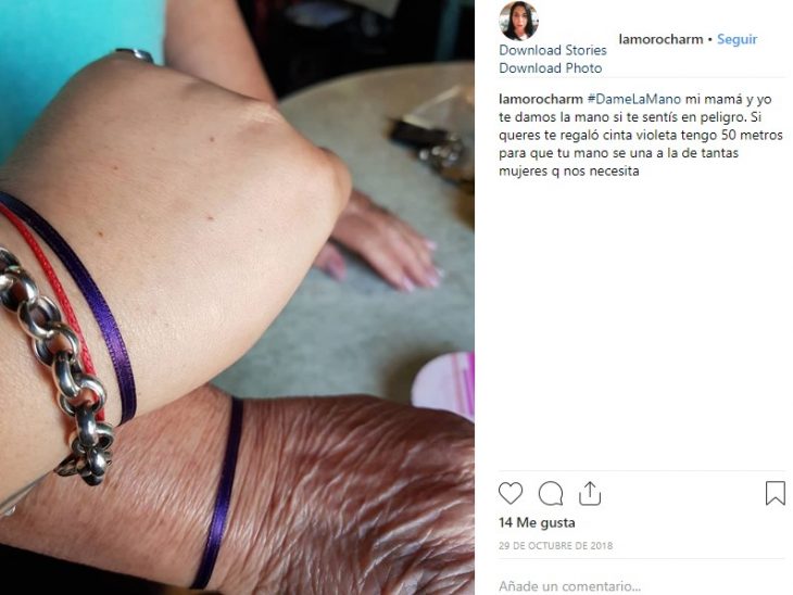 Mujeres usan un lazo morado para la campaña #DameLaMano para sentirse más seguras al salir a la calle