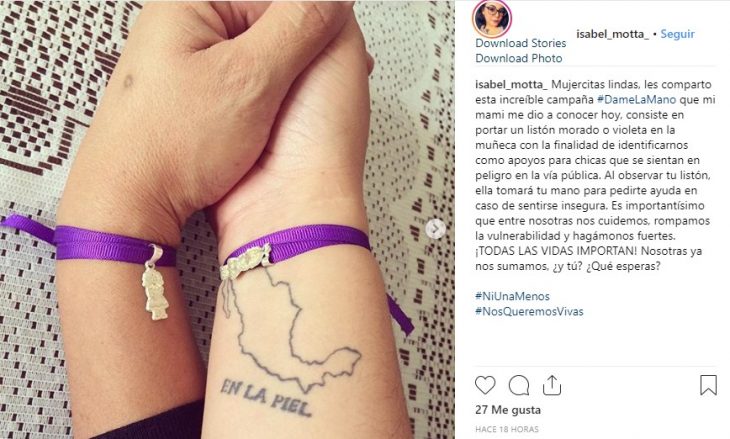 Mujeres usan un lazo morado para la campaña #DameLaMano para sentirse más seguras al salir a la calle