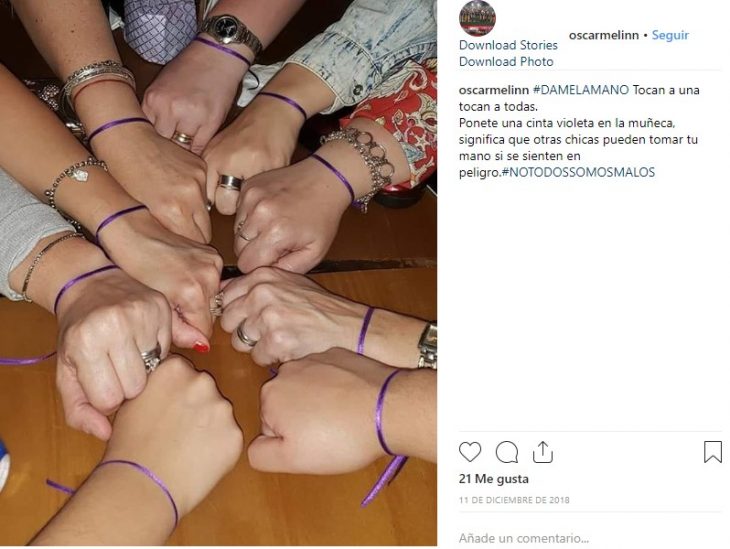 Mujeres usan un lazo morado para la campaña #DameLaMano para sentirse más seguras al salir a la calle