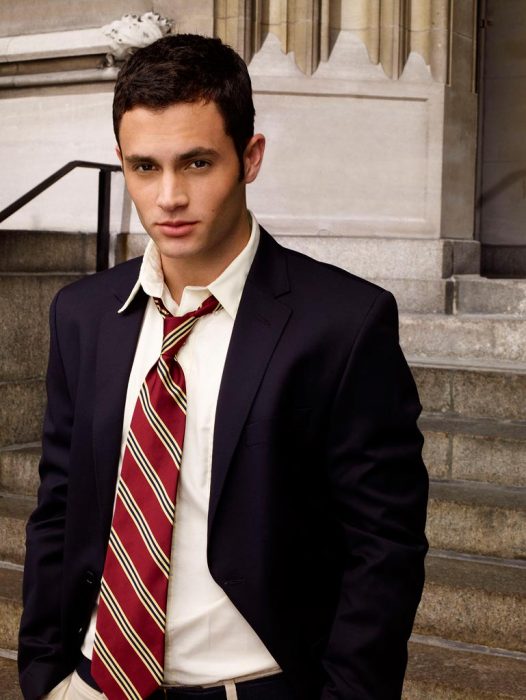 hombre guapo blanco con cabello negro hombre con corbata 