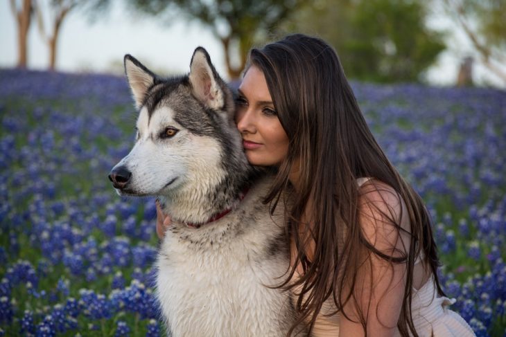 chica abrazando un lobo