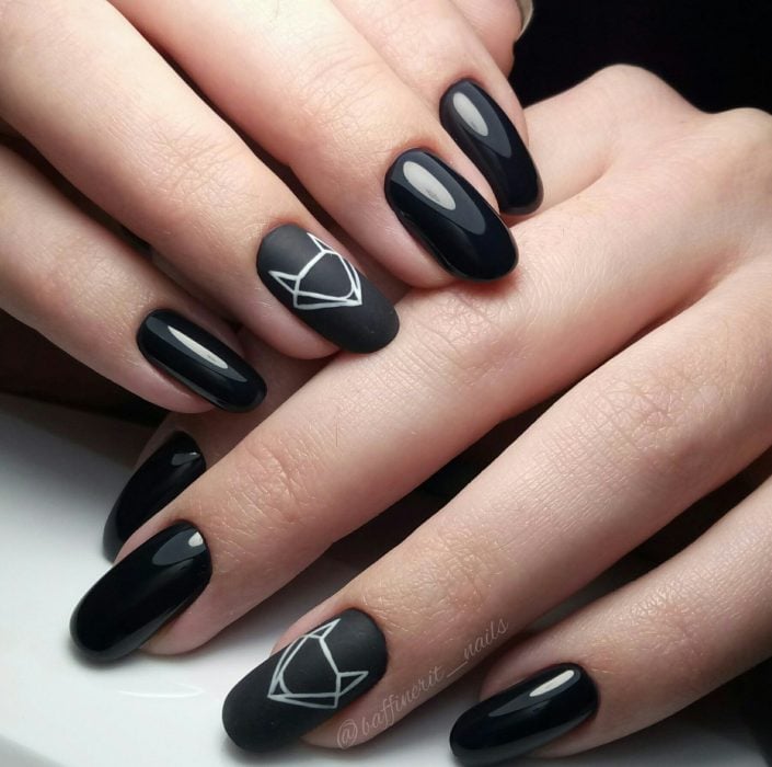 Uñas pintadas de negro con diseño de zorro geométrico