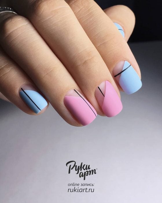 Uñas pintadas de rosa y azul con diseño de líneas rectas minimalistas