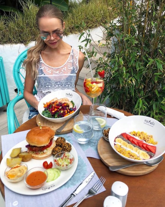 chica mostrando su comida