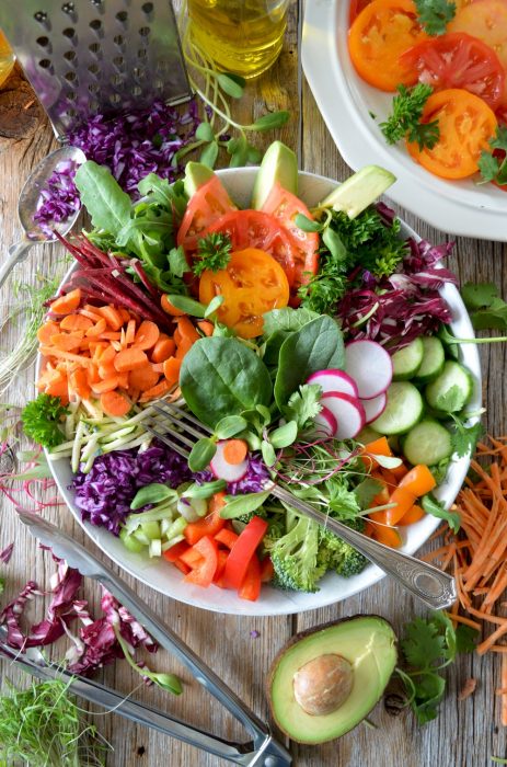 plato de ensalada con comida saludable