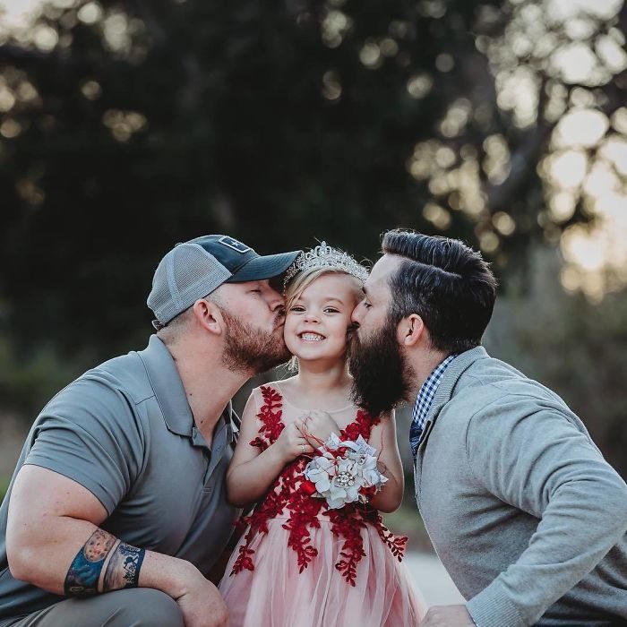 NiÃ±a posando junto a su padre y al prometido de su mamÃ¡ 