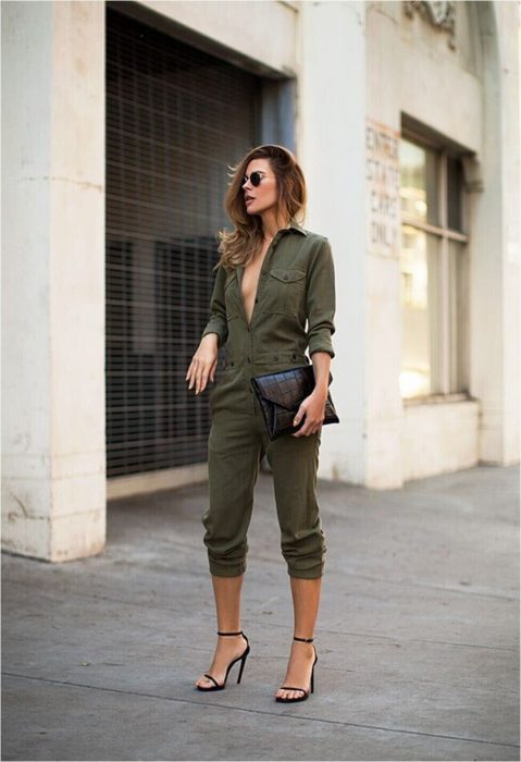 mujer con romper grande colo verde militar 