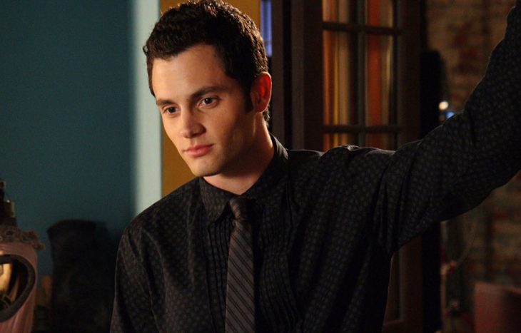 Dan Humphrey de la serie Gossip Girl, chico con traje negro