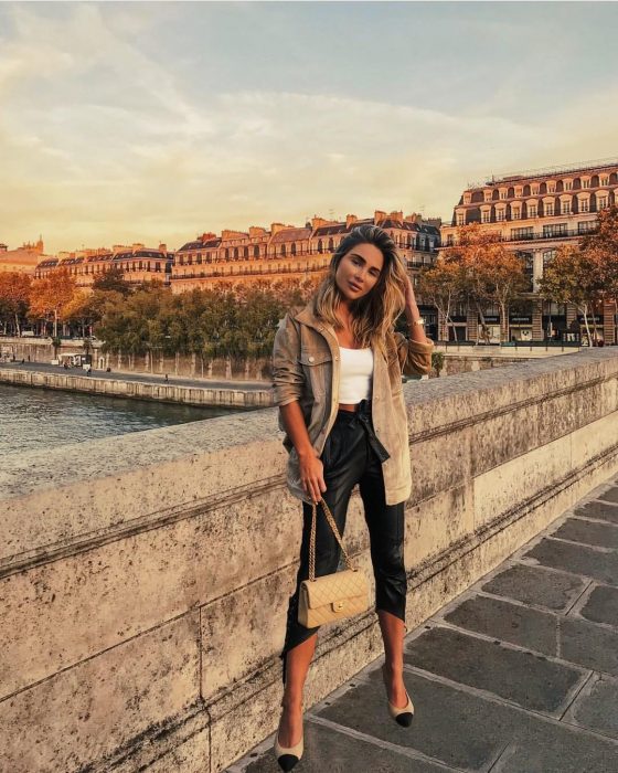 Influencer engaña a sus fans haciendo fotos de viajes por el mundo con photoshop 