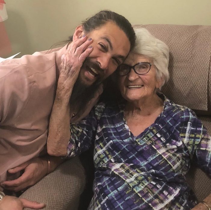 Jason Momoa visita a su abuela en Iowa