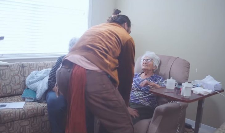 Jason Momoa visita a su abuela en Iowa