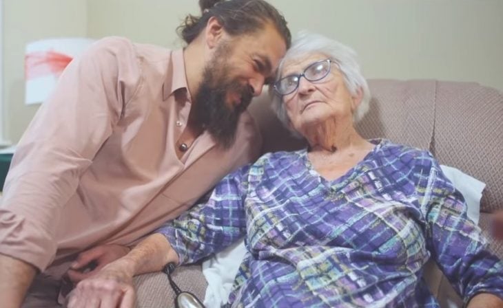 Jason Momoa visita a su abuela en Iowa