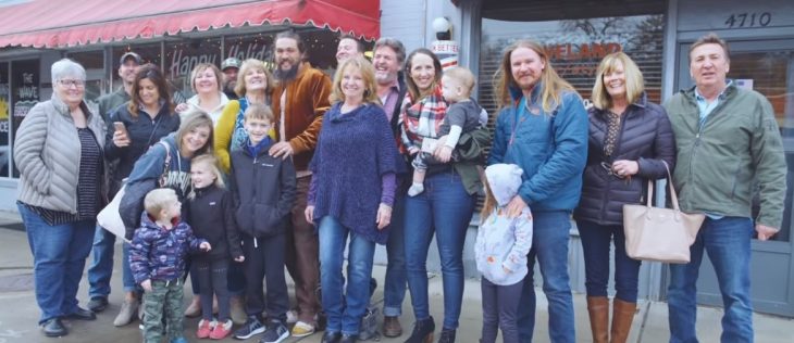 Jason Momoa visita a su abuela en Iowa