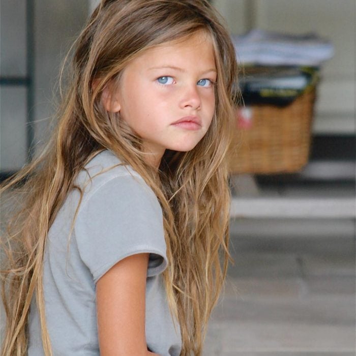 Thylane Blondeau elegida como la niña más bonita del mundo, niña de cabello rubio y largo, de ojos azules y playera gris