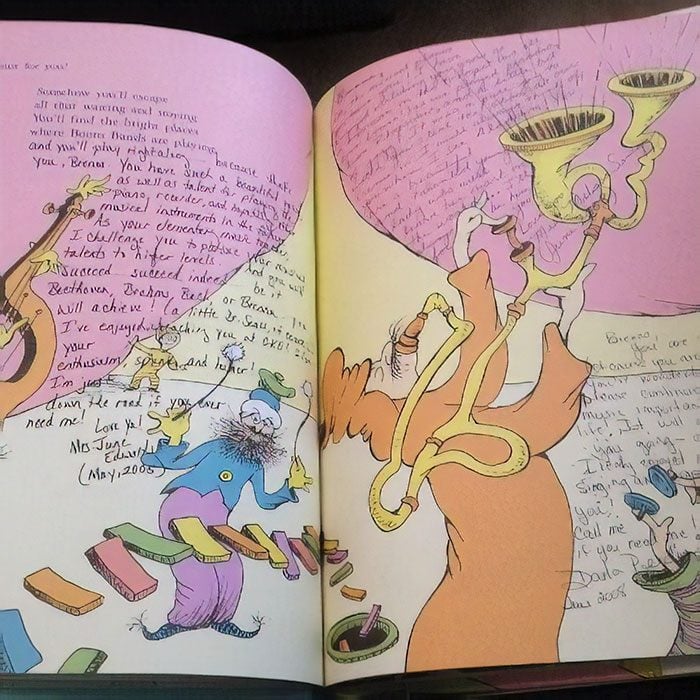 Papá preparó el regalo de graduación de su hija durante 13 años, un libro del Dr. Seuss con cartas de todos sus maestros